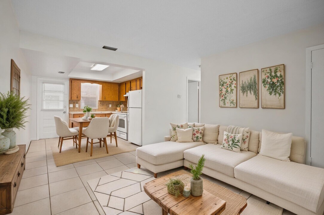 5901 Crestmont St, Unit A in Clearwater, FL - Foto de edificio