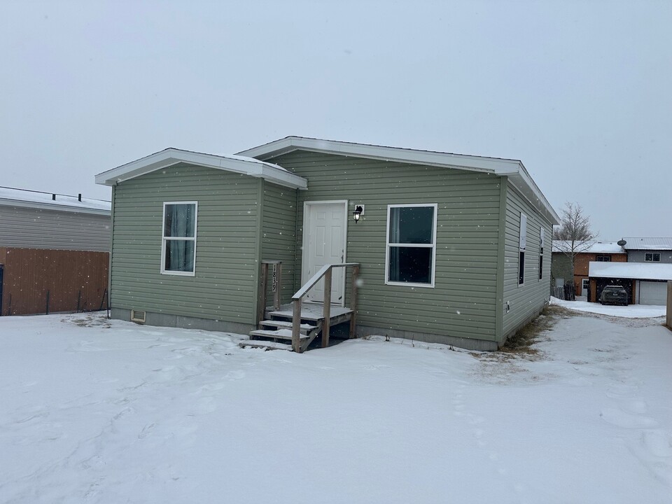 1839 31st St W in Williston, ND - Foto de edificio
