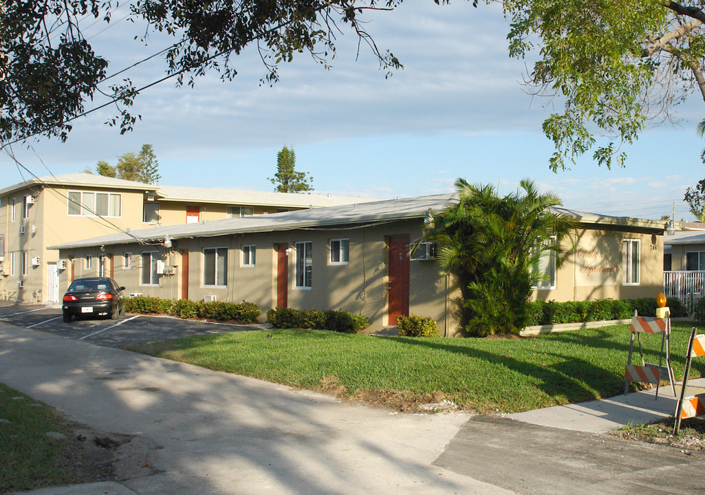 Chalet Motel Apartments in Hollywood, FL - Building Photo