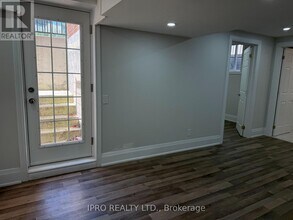 495 Fairview Rd W in Mississauga, ON - Building Photo - Building Photo