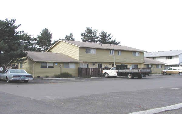 1680 SE Walnut St in Hillsboro, OR - Foto de edificio