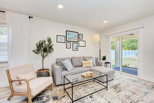 8 Bay Acres Ave in Osprey, FL - Building Photo