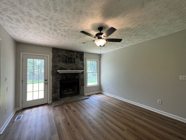 208 Cobblestone Ct in Raeford, NC - Building Photo - Building Photo