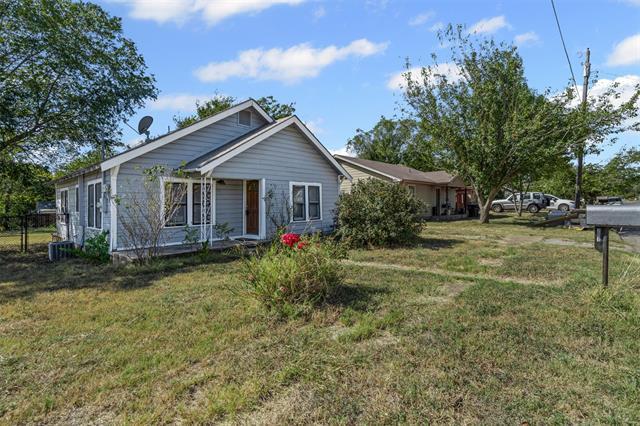 221 Huron St in Cleburne, TX - Building Photo
