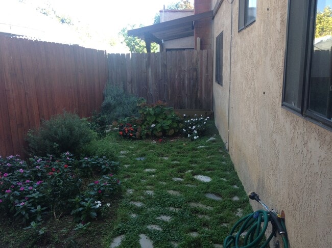 933 Loma Ave, Unit B in Long Beach, CA - Building Photo - Building Photo