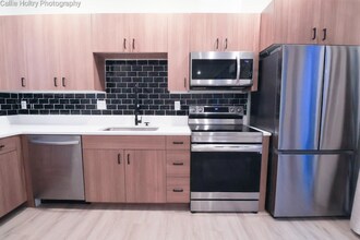 12096 SE Pine St in Portland, OR - Foto de edificio - Building Photo