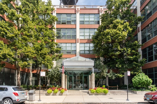property at 1800 W Roscoe St