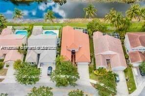 388 Carrington Dr in Weston, FL - Building Photo - Building Photo