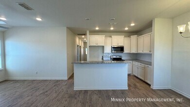 1207 Bryan Ave in Wolfforth, TX - Foto de edificio - Building Photo