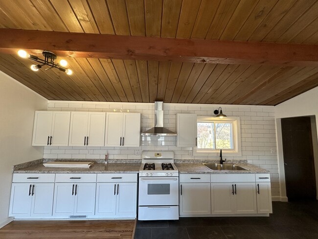 property at 3032 N Rockton Ave