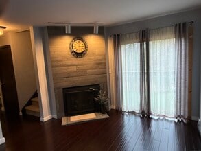 7 Twin Oaks in New Milford, CT - Building Photo - Building Photo