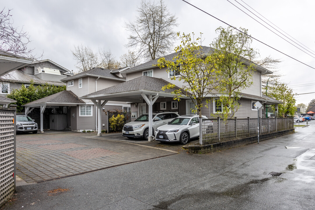 1576 Tatlow Av in North Vancouver, BC - Building Photo