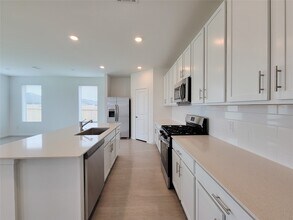 320 Emma St in Angleton, TX - Foto de edificio - Building Photo