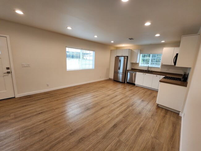 14203 Burton St in Panorama City, CA - Foto de edificio - Building Photo