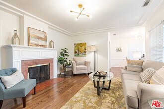 5732 Vesper Ave in Los Angeles, CA - Foto de edificio - Building Photo