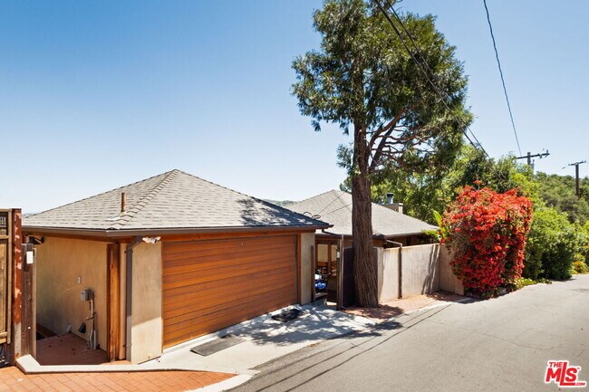 21071 Waveview Dr in Topanga, CA - Building Photo - Building Photo