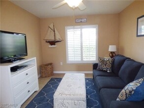 10053 Majestic Ave in Ft. Myers, FL - Foto de edificio - Building Photo