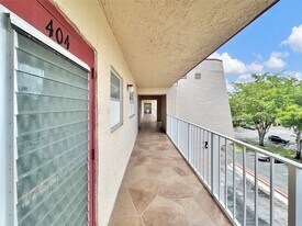 1005 Country Club Dr, Unit 404 in Margate, FL - Building Photo