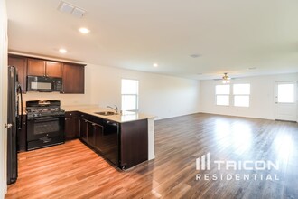 1008 Lady Bird St in Ennis, TX - Building Photo - Building Photo