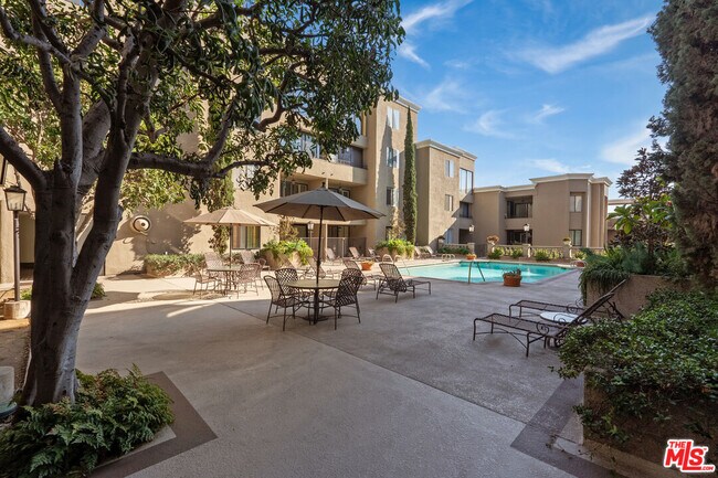 8455 Fountain Ave in West Hollywood, CA - Building Photo - Building Photo