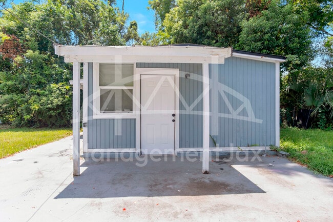 property at 1044 W 28th St