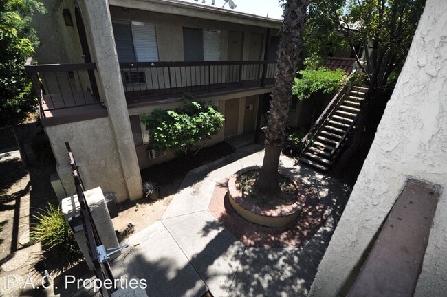 13846 Sherman Way in Los Angeles, CA - Building Photo - Building Photo
