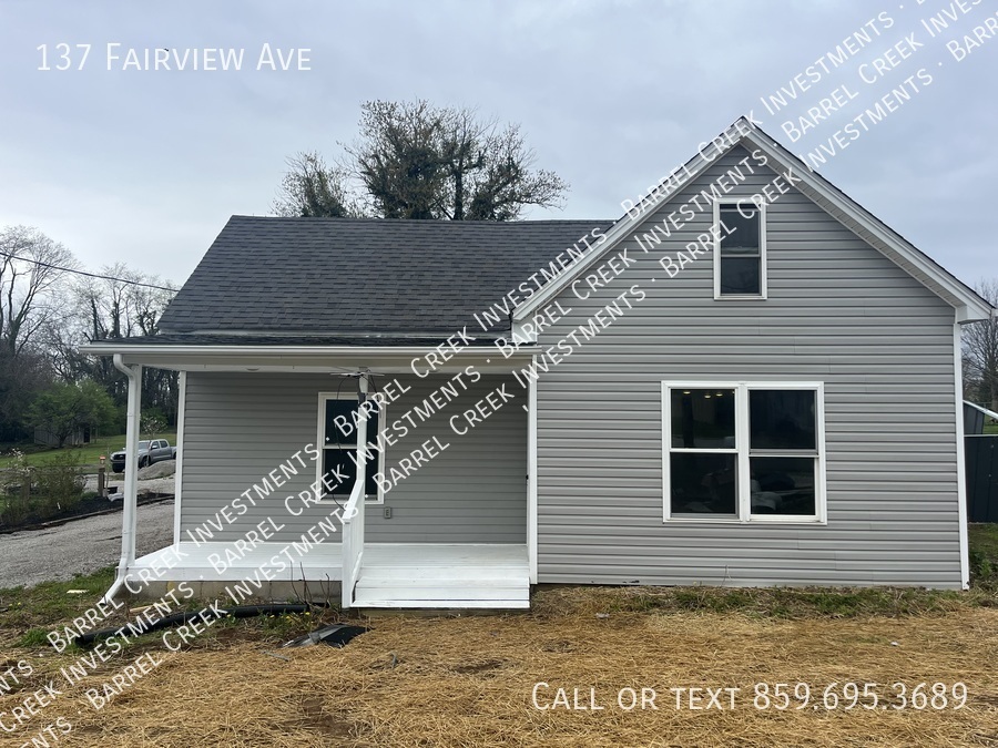 137 Fairview Ave in Lawrenceburg, KY - Building Photo