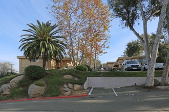 Stoneridge Apartments in La Mesa, CA - Foto de edificio - Building Photo