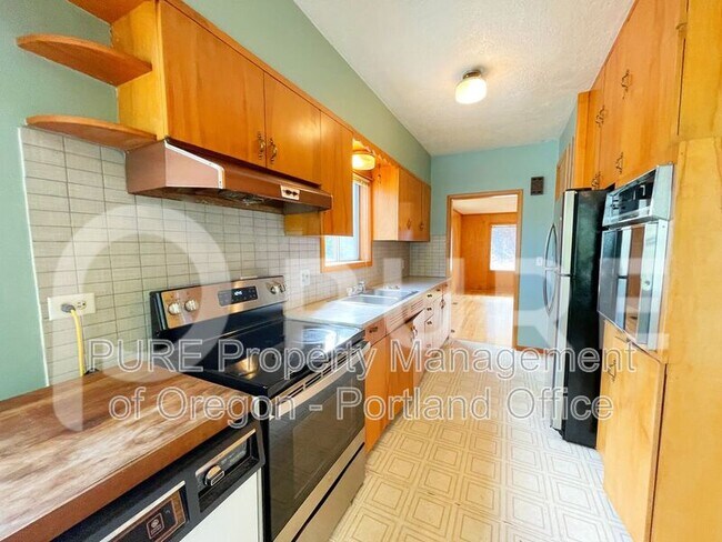 1737 N Rosa Parks Way in Portland, OR - Building Photo - Building Photo