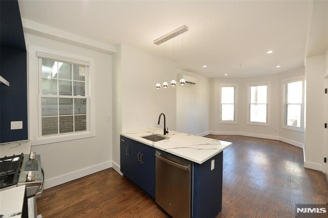 203 3rd St, Unit 2 in Jersey City, NJ - Building Photo - Building Photo