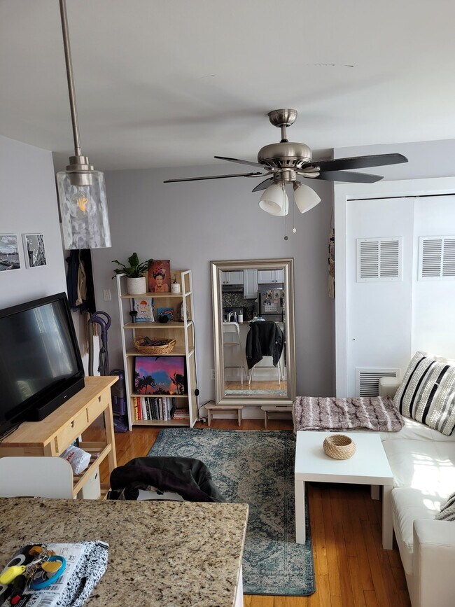 30 Fleet St, Unit 25 in Boston, MA - Foto de edificio - Building Photo