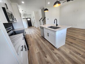 922 W Austin St, Unit A in Conroe, TX - Building Photo - Building Photo