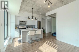 7 Erie Ave in Brantford, ON - Building Photo - Building Photo