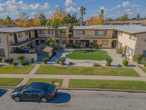 Covina Stewart Apartments in Covina, CA - Foto de edificio - Building Photo