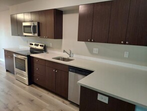 8300 SE Flavel St in Portland, OR - Building Photo - Building Photo