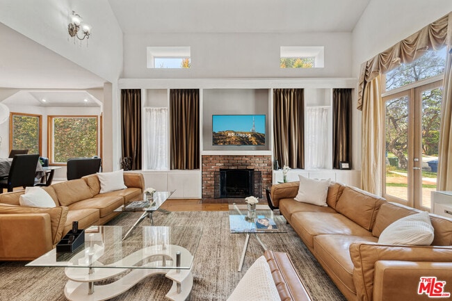 119 S Kilkea Dr in Los Angeles, CA - Building Photo - Building Photo
