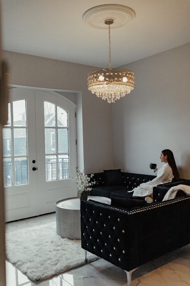 714 N Main St, Unit Dewey's Boutique Apt in Evansville, IN - Building Photo - Building Photo