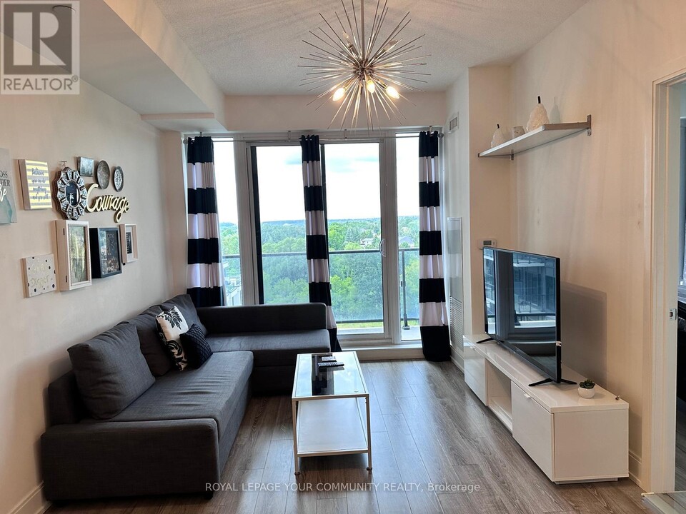 9600 Yonge St in Richmond Hill, ON - Building Photo