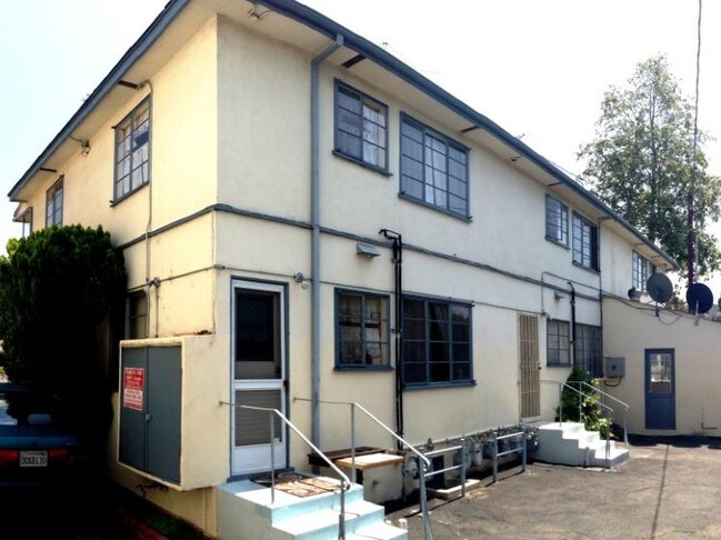 Corner Lot in Prime Glendale Location in Glendale, CA - Foto de edificio - Building Photo