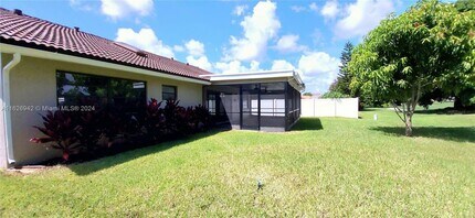 8001 NW 72nd St in Tamarac, FL - Building Photo - Building Photo
