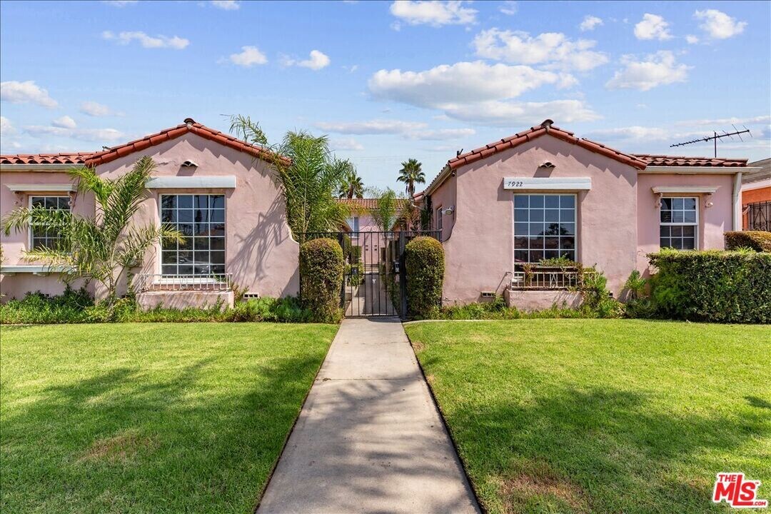 7922 S New Hampshire Ave in Los Angeles, CA - Foto de edificio