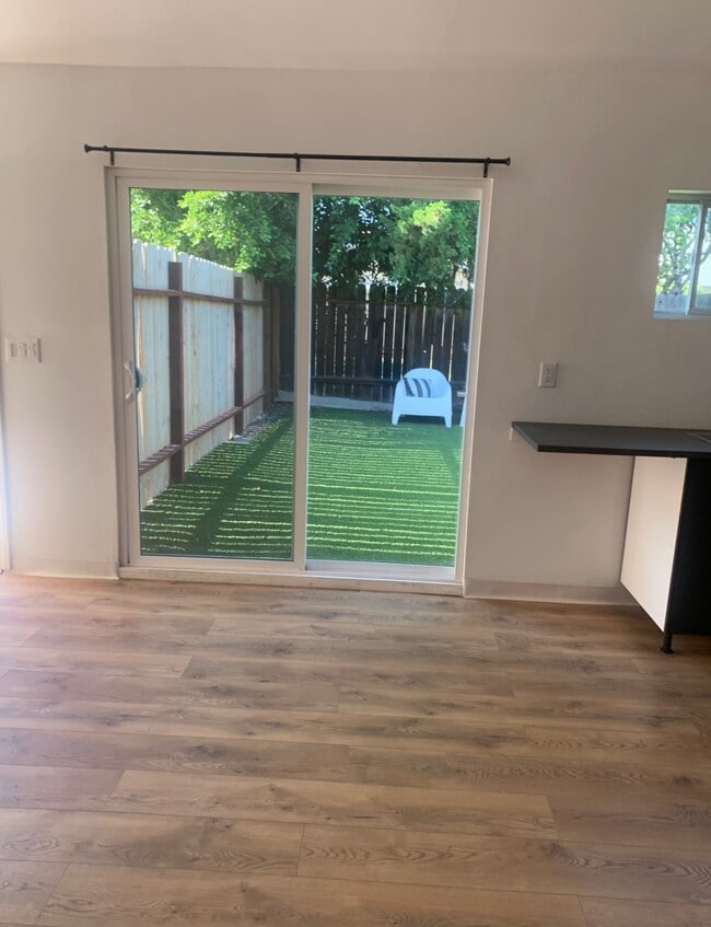 13441 Erwin St, Unit C in Los Angeles, CA - Foto de edificio - Building Photo