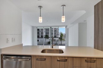 1756 N Bayshore Dr, Unit 14O in Miami, FL - Building Photo - Building Photo