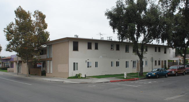 902 E 17th St in Santa Ana, CA - Building Photo - Building Photo