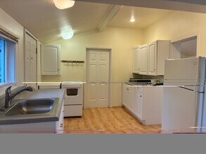 7750 Yeomalt Pl NE in Bainbridge Island, WA - Foto de edificio - Building Photo