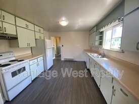 4221 Spiers Rd in Kelowna, BC - Building Photo