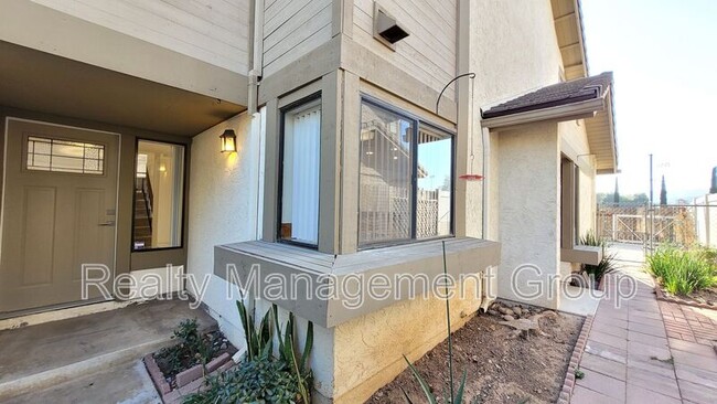 13208 Creek Park Ln in Poway, CA - Foto de edificio - Building Photo