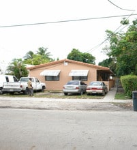 739 NE 126th St in Miami, FL - Foto de edificio - Building Photo