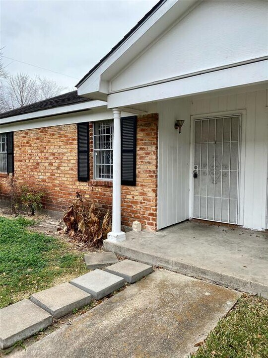 5810 Clarewood Dr-Unit -B in Houston, TX - Building Photo