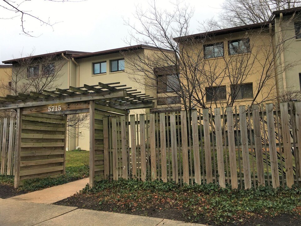 5715 Harpers Farm Rd in Columbia, MD - Building Photo